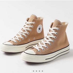 Beige/tan Converse high tops 😍